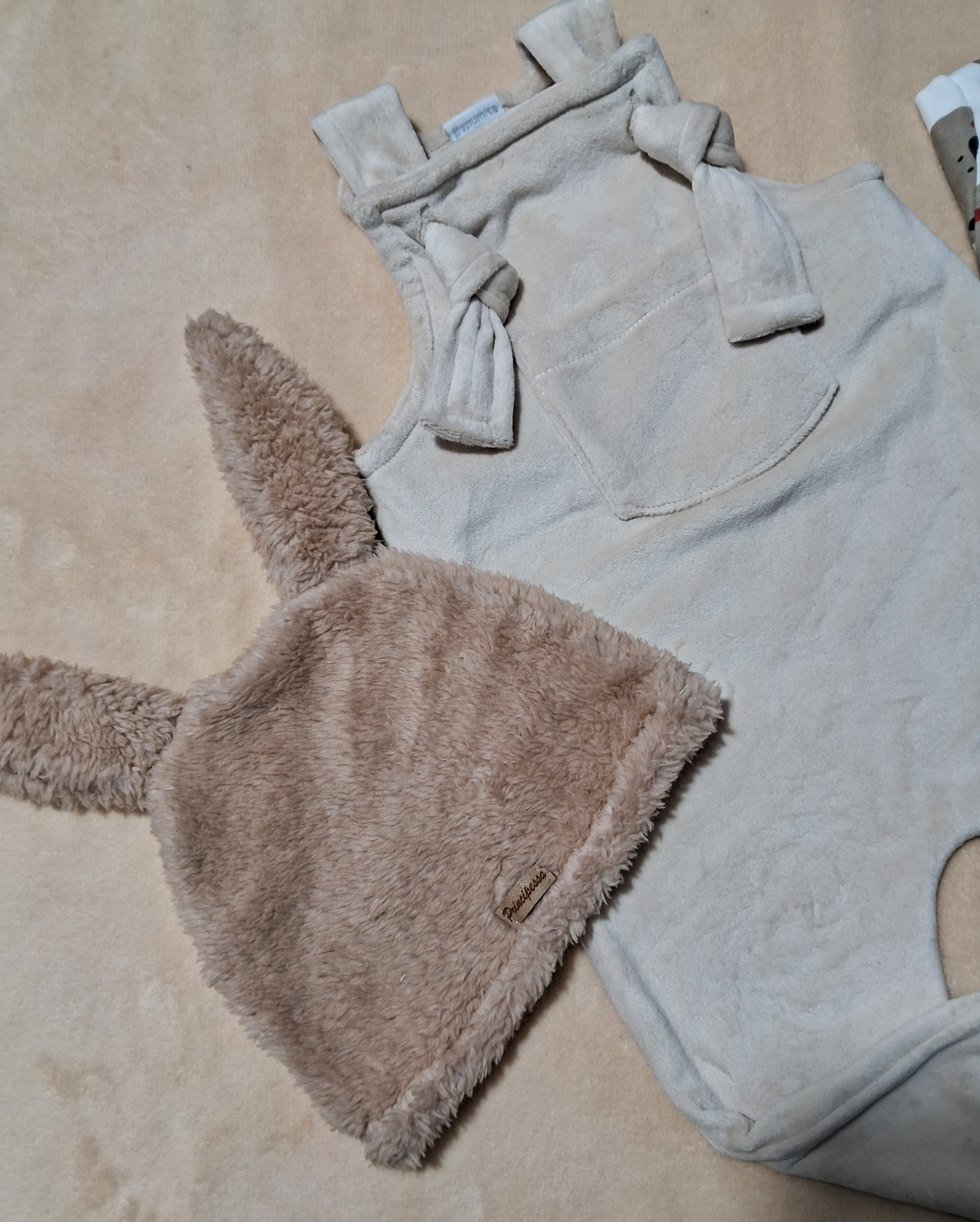 Gorros de piel, ropa de bebés
